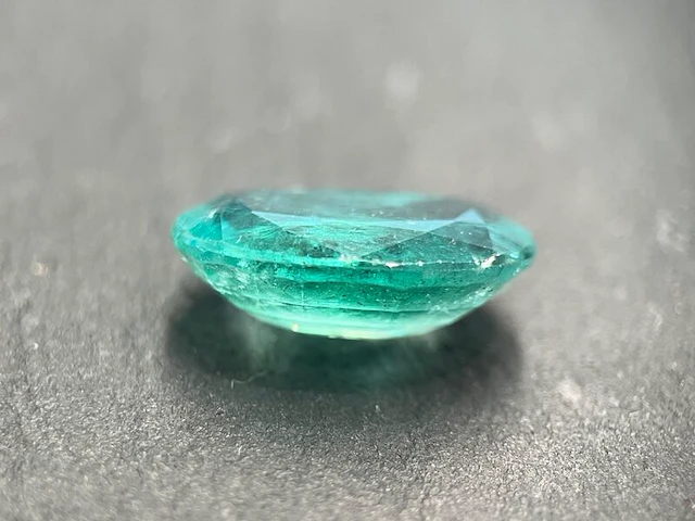 Edelsteen - 7.78 carat groene smaragd (gecertificeerd) - afbeelding 3 van  6