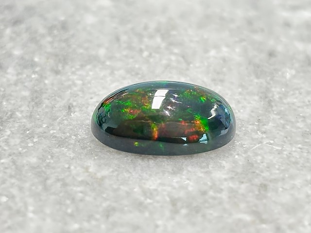 Edelsteen - 8.19 carat natuurlijke black opal - afbeelding 1 van  5