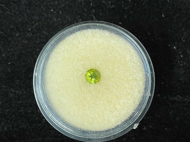 Edelsteen - licht groene edelsteen - afbeelding 1 van  2