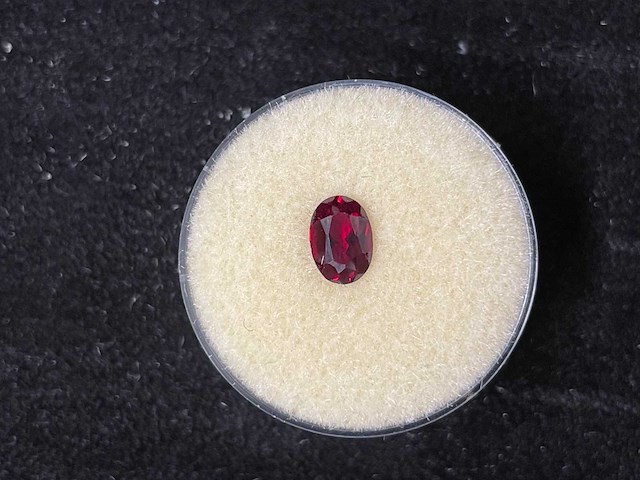 Edelsteen - rode edelsteen - afbeelding 1 van  2