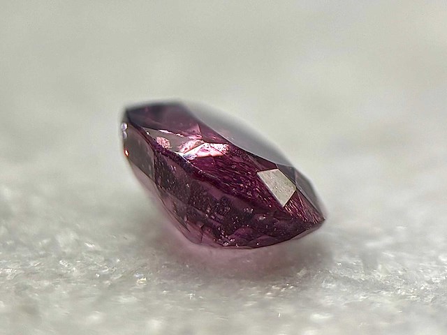 Edelsteen 2.00 carat natuurlijke paarse spinel - afbeelding 3 van  5