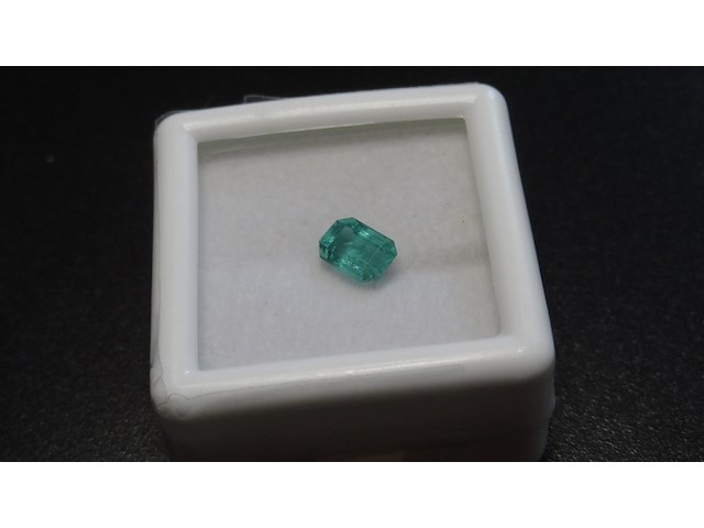 Edelsteen | natural emerald 0.64ct - afbeelding 2 van  5
