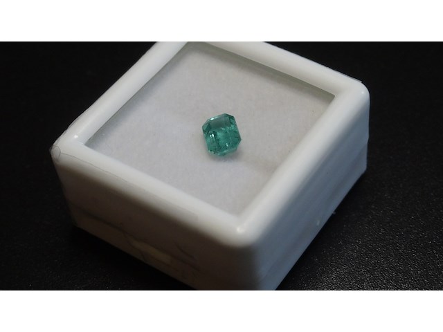 Edelsteen | natural emerald 0.64ct - afbeelding 3 van  5