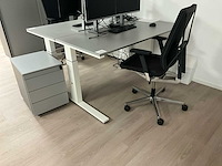 Een opstelbaar bureau - afbeelding 1 van  3