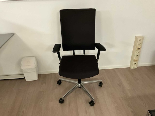 Een opstelbaar bureau - afbeelding 2 van  3