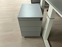 Een opstelbaar bureau - afbeelding 3 van  3