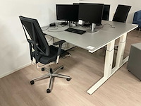 Een opstelbaar bureau - afbeelding 1 van  4