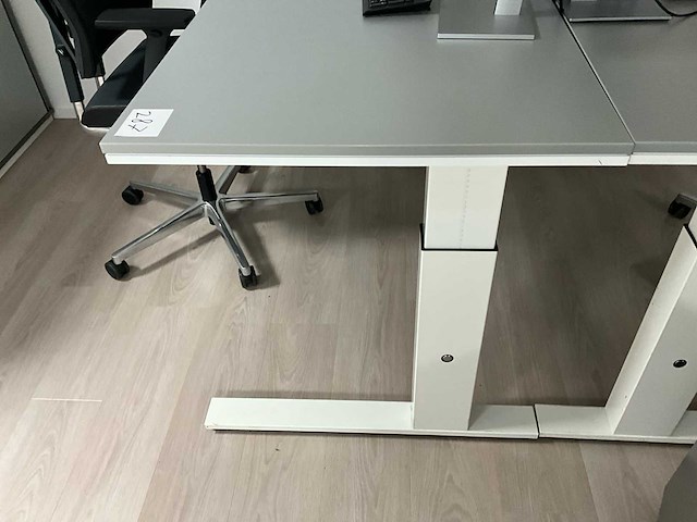 Een opstelbaar bureau - afbeelding 2 van  4