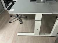 Een opstelbaar bureau - afbeelding 2 van  4