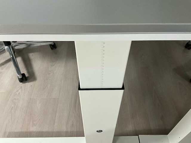 Een opstelbaar bureau - afbeelding 3 van  4