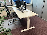 Een opstelbaar bureau - afbeelding 1 van  4
