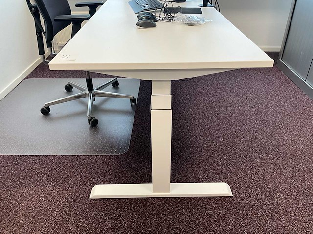 Een opstelbaar bureau - afbeelding 2 van  4