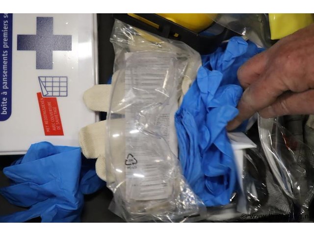 Eerstehulp- en persoonlijke beschermingsmiddelen set in koffer - afbeelding 5 van  6