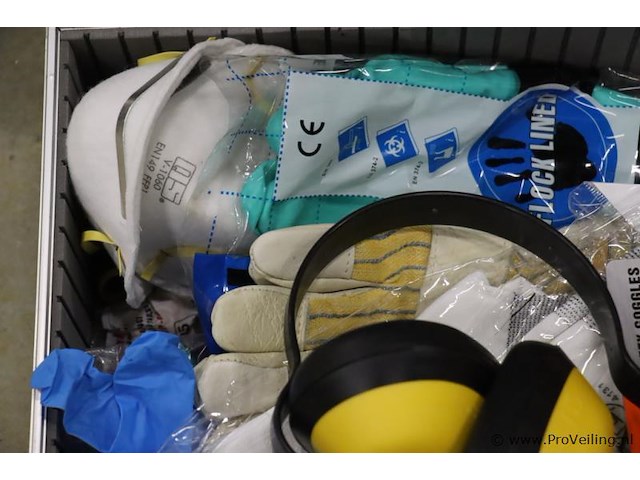 Eerstehulp- en persoonlijke beschermingsmiddelen set in koffer - afbeelding 4 van  5