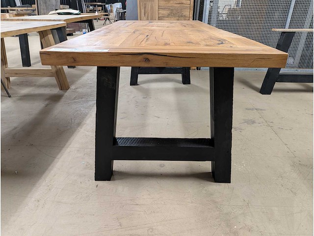 Eetafel rustiek eiken. 220 x 100 x 78cm. metalen a onderstel. - afbeelding 3 van  3
