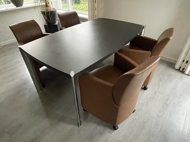 Eetkamer tafel met 4x stoel, o.a. leolux - afbeelding 1 van  8