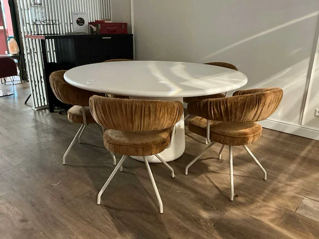 Eetkamerset ø150cm met o form 5 stoelen. - afbeelding 1 van  8