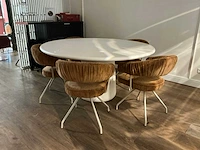 Eetkamerset ø150cm met o form 5 stoelen.
