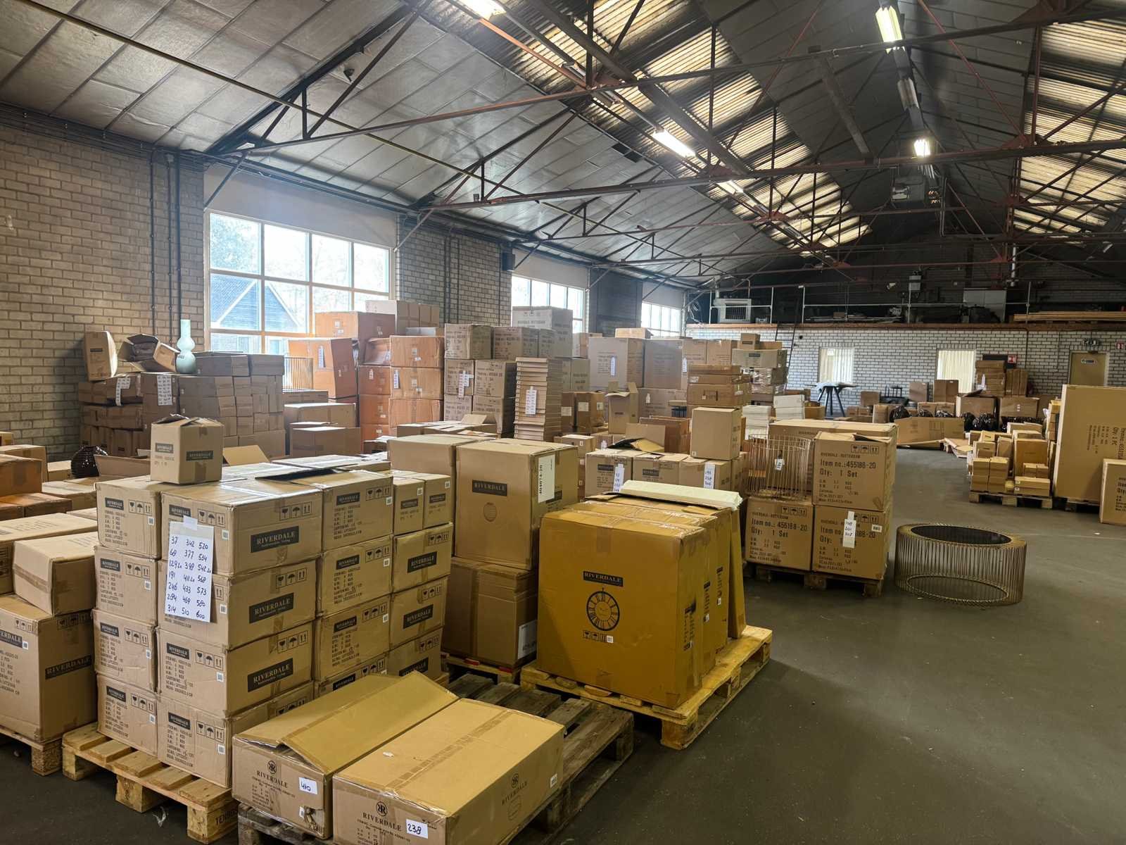 Eetkamerstoelen en woonaccessoires waaronder riviera maison