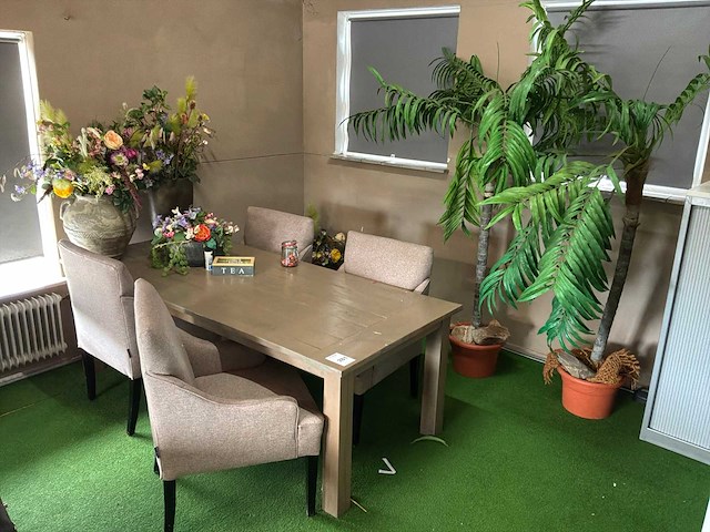 Eetkamertafel & decoratie materiaal - afbeelding 1 van  9