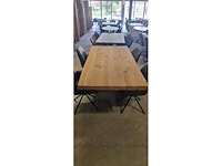 Eetkamertafel eiken massief boomkant 220x100x80cm opdik 6cm kleur naturel met eiken spinpoot eiken 10x10 cm excl stoelen - afbeelding 1 van  2