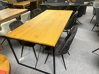 Eetkamertafel, eiken tafel 200 x 100 x 78 cm staal onderstel plus 4 x draaibare stoel velvet grijs - afbeelding 2 van  4