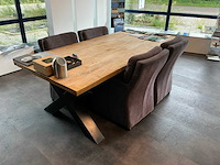 Eetkamertafel met 4 verrijdbare stoelen