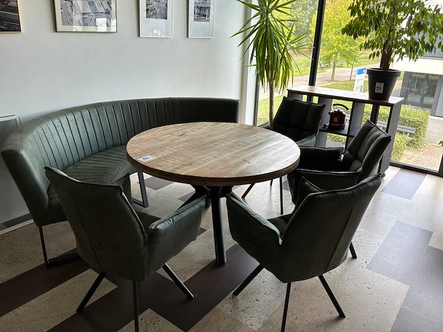 Eetkamertafel met bank en stoelen - afbeelding 1 van  9