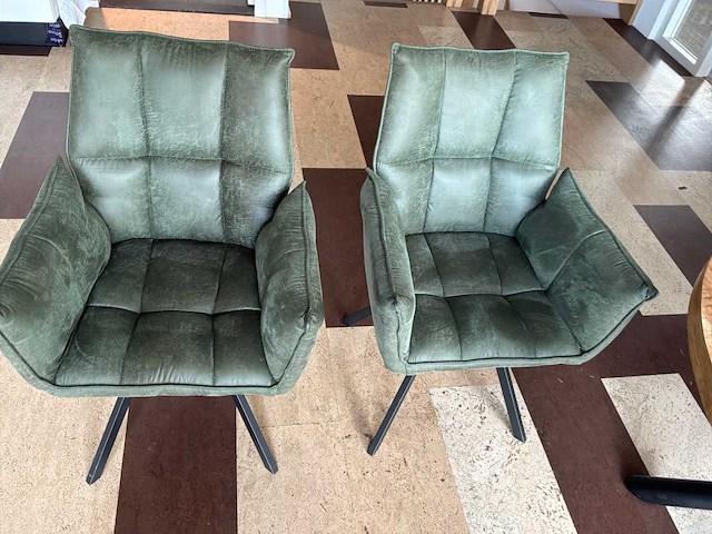 Eetkamertafel met bank en stoelen - afbeelding 8 van  9