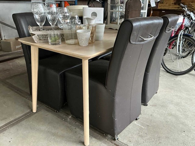 Eetkamertafel met stoel - afbeelding 1 van  5