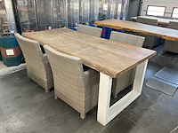 Eetkamertafel met stoelen