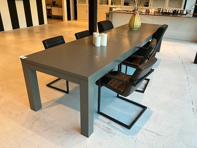 Eetkamertafel met stoelen - afbeelding 1 van  2