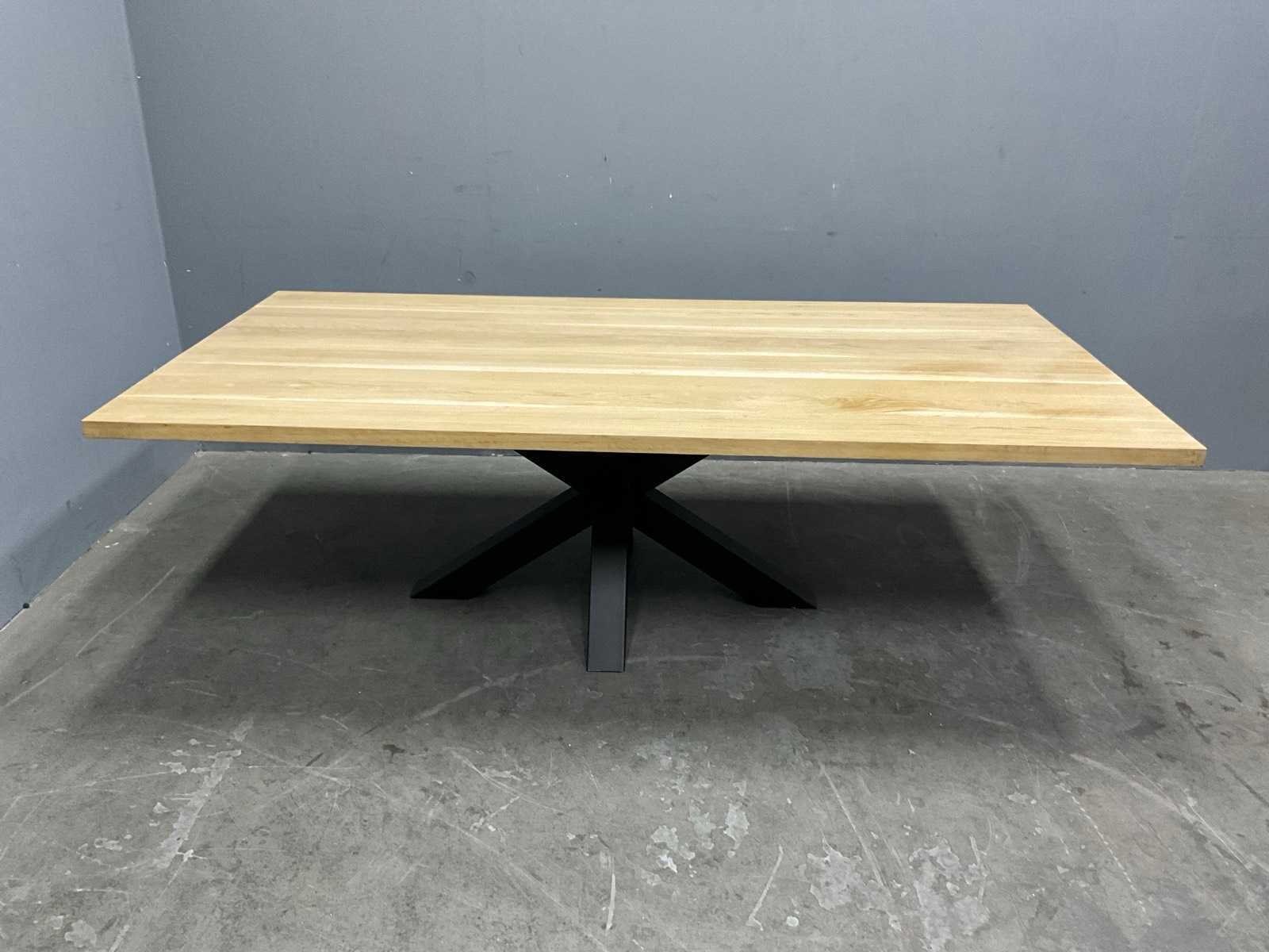 Eetkamertafels en bureaus