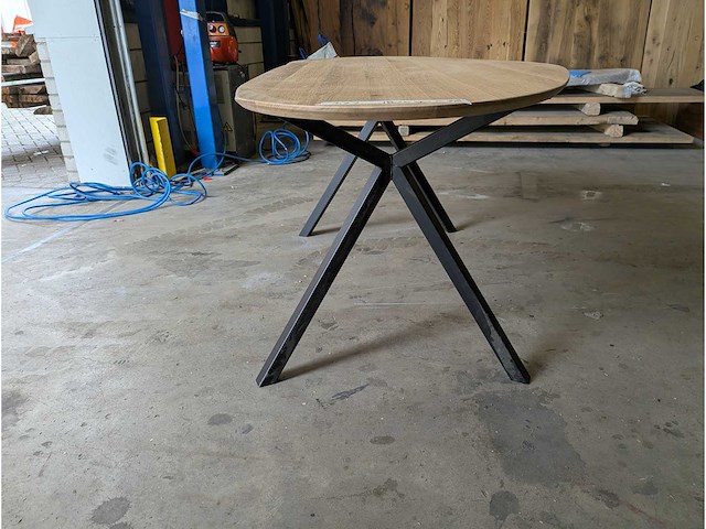 Eettafel eiken organisch. 180 x 90 x 76cm. metaal y onderstel - afbeelding 2 van  3