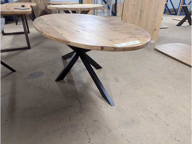 Eettafel eiken ovaal. epoxy. 200 x 100 x 76cm. metalen spinpoot - afbeelding 1 van  4