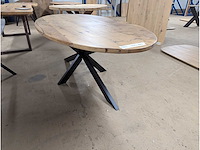 Eettafel eiken ovaal. epoxy. 200 x 100 x 76cm. metalen spinpoot - afbeelding 1 van  4
