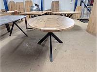 Eettafel eiken ovaal. epoxy. 200 x 100 x 76cm. metalen spinpoot - afbeelding 2 van  4