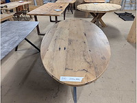 Eettafel eiken ovaal. epoxy. 200 x 100 x 76cm. metalen spinpoot - afbeelding 3 van  4