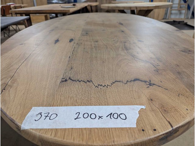 Eettafel eiken ovaal. epoxy. 200 x 100 x 76cm. metalen spinpoot - afbeelding 4 van  4