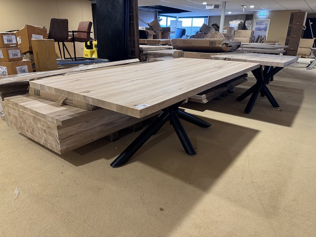 Eettafel, massief eiken, zwart metalen spinpoot - afbeelding 1 van  6