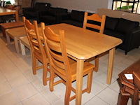 Eettafel met drie stoelen. afmeting tafel 136 x 83 x 78 cm. - afbeelding 1 van  2