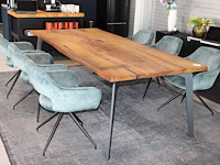 Eettafel met zes draaibare groen gestoffeerde stoelen. afmeting tafel 240 x 105 x 76 cm.