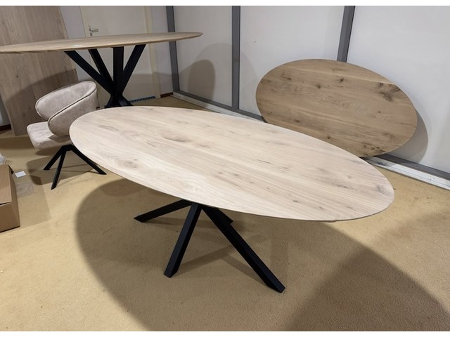 Eettafel, naturel eikenhout, zwart metalen spinpoot - afbeelding 1 van  2