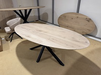 Eettafel, naturel eikenhout, zwart metalen spinpoot - afbeelding 1 van  2