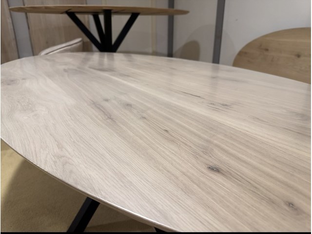Eettafel, naturel eikenhout, zwart metalen spinpoot - afbeelding 2 van  2