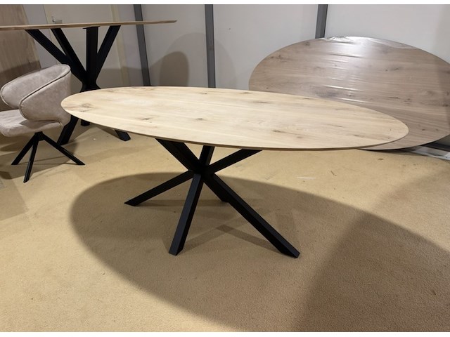 Eettafel, naturel eikenhout, zwart metalen spinpoot - afbeelding 1 van  2