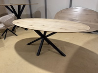 Eettafel, naturel eikenhout, zwart metalen spinpoot - afbeelding 1 van  2