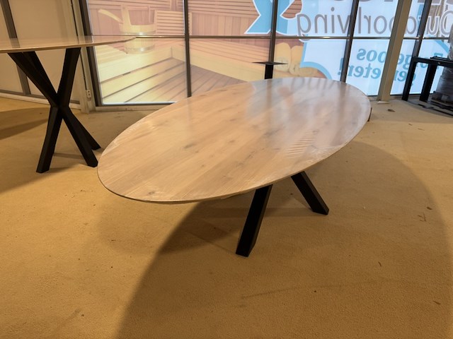 Eettafel, ovaal, naturel eikenhout, zwart metalen spinpoot - afbeelding 1 van  4
