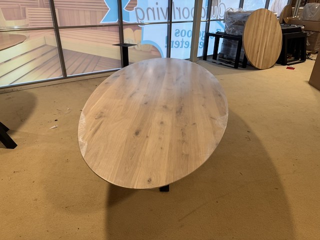 Eettafel, ovaal, naturel eikenhout, zwart metalen spinpoot - afbeelding 2 van  4