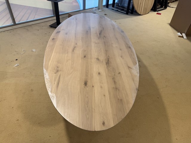 Eettafel, ovaal, naturel eikenhout, zwart metalen spinpoot - afbeelding 1 van  4